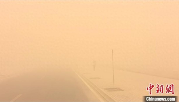 新疆青海多地遭遇沙尘暴 能见度骤降引发关注
