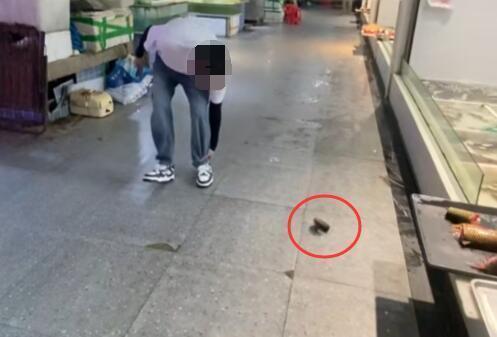 男子买鱼拒宰杀被扔秤砣 鱼贩被行拘 市场商户停业15天