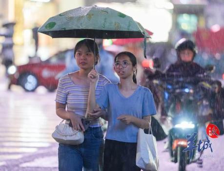 广东多地雨量已“破百” 暴雨持续需防强对流