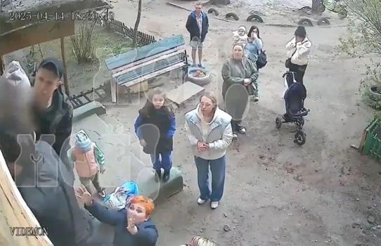 俄2岁女童被锁家中 靠喝马桶水存活 邻居合力救援成功