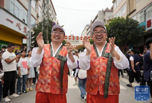 上千對(duì)雙胞胎齊聚云南墨江 共慶雙胞胎節(jié)