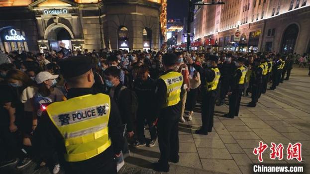 五一首日上海外灘客流超55萬(wàn)人次 創(chuàng)歷史新高
