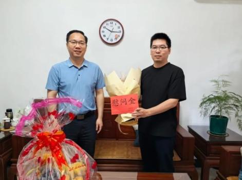 鎮(zhèn)干部火海徒手救人 縣委書(shū)記率隊(duì)慰問(wèn) 英勇行為獲贊