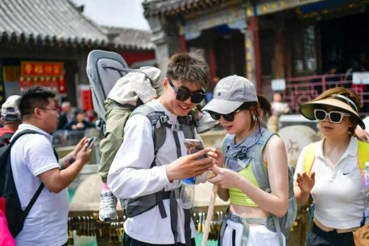 “景區(qū)陪爬”能成為新職業(yè)嗎 從兼職到專職引發(fā)討論