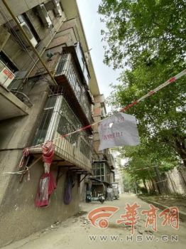 西安一40年老樓兩戶陽臺墜落 大風(fēng)夜驚魂未傷人