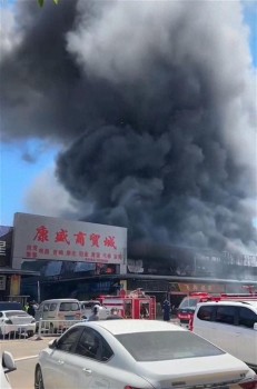 昆明一商貿(mào)城發(fā)生火災 消防前往撲救 現(xiàn)場濃煙滾滾