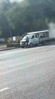 廣西一城管扒車引擎蓋遭拖行 事件引發(fā)公眾關(guān)注