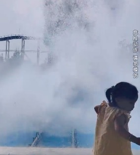 萌娃隔著玻璃看別人玩激流勇進(jìn)，看到水噴過來下意識(shí)地躲一下
