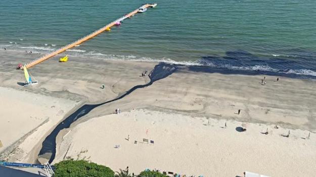 汕尾沙灘海水變黑原因 淤泥沖刷所致