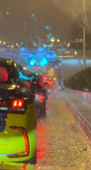北京交警回應(yīng)橋下躲冰雹致堵車 特殊天氣停車需謹慎