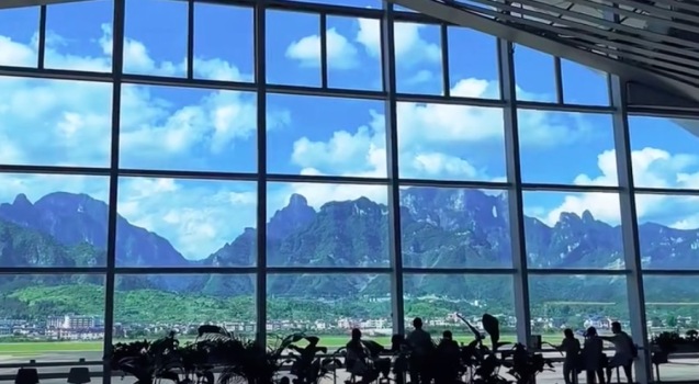 游客拍下張家界機(jī)場震撼山景 網(wǎng)友：張家界機(jī)場簡直就是天門山的最佳觀景臺
