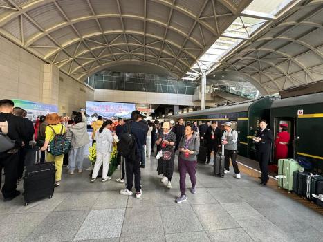 多地開啟銀發(fā)專列，銀發(fā)族火車游成文旅消費新商機 適老化設(shè)計引領(lǐng)市場
