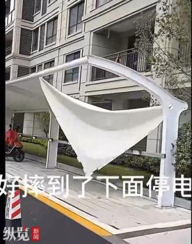 女子從12樓不慎墜落奇跡生還 車(chē)棚成救命緩沖