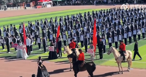 高校運(yùn)動會馬術(shù)表演公主禮 網(wǎng)友：原來大學(xué)生可以騎馬上學(xué)