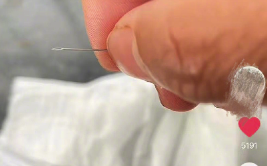 消费者发视频称收到藏针纸尿裤 商家否认并报案