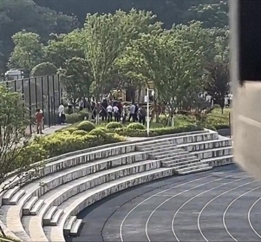 墜亡化糞池大學(xué)生親屬：孩子將滿(mǎn)20歲 家屬悲痛安葬