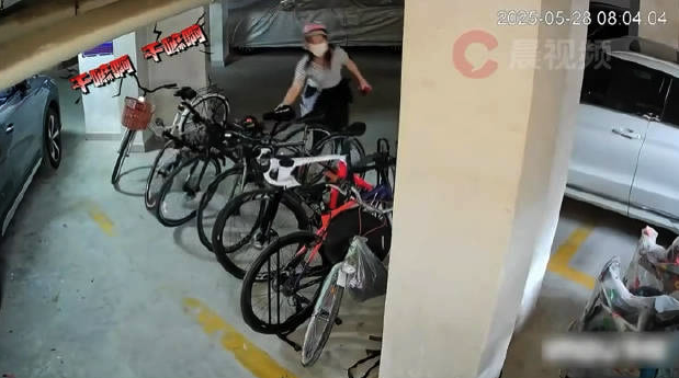女子電動(dòng)車(chē)被推走怒掀一排自行車(chē),，兩輛碳纖維車(chē)架受損