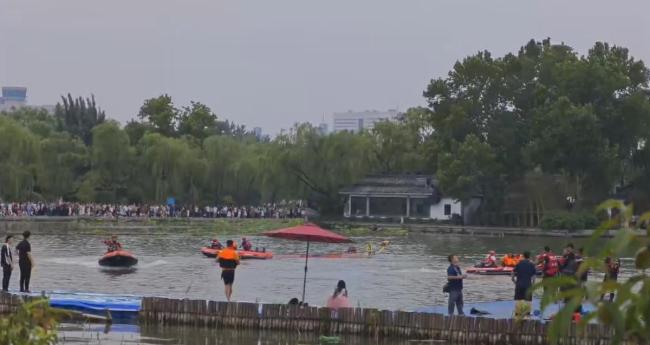 大明湖一龍舟剛開賽就翻船 網(wǎng)友調(diào)侃 北方人不擅水戰(zhàn)