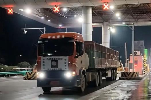 卡友跨2400公里送缺氧離世司機(jī)回家 愛(ài)心接力暖人心
