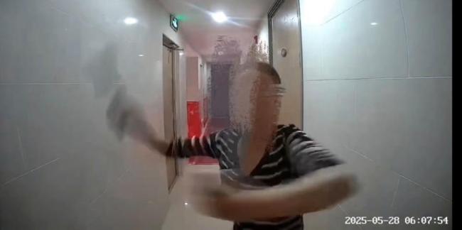 女子被疑患精神病鄰居多次持刀砍門(mén) 事件引發(fā)社區(qū)關(guān)注