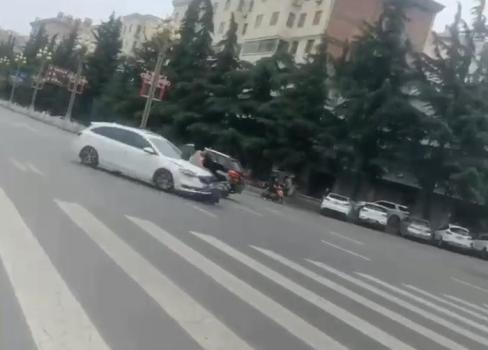 社區(qū)女書記開車追攆女子撞上電瓶車 糾紛引發(fā)事故