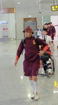 中國(guó)男足抵達(dá)重慶 球迷熱情迎接