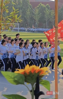 衡水中學(xué)高三學(xué)生高考期間堅持晨跑 家長花式助威