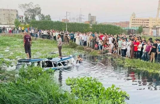 埃及一小巴車翻入水中致7死 方向盤失控釀悲劇