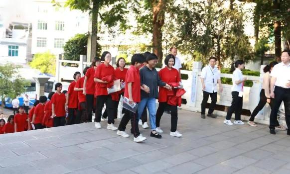 又一次被張桂梅和學(xué)生的雙向奔赴感動 堅(jiān)守與奉獻(xiàn)的見證