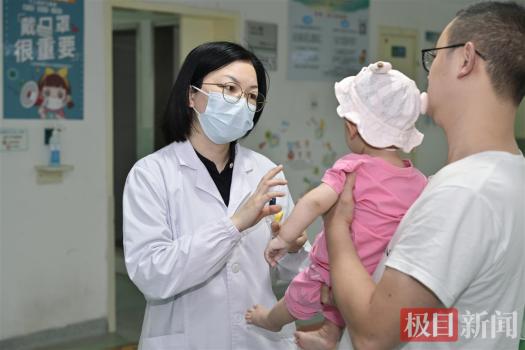 女嬰誤吞“水寶寶”堵住腸道嘔吐不止 醫(yī)生巧取異物化險(xiǎn)為夷