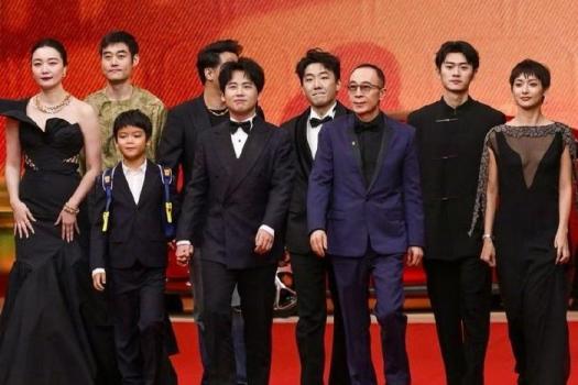 郭麒麟上影节红毯“绑外甥” 幽默遛娃成焦点
