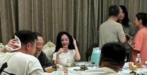 楊冪素顏聚餐照,！網(wǎng)友：不愧是明星素顏也那么頂