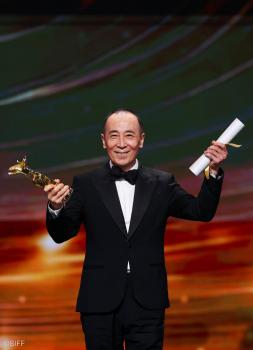 曹保平時隔10年再獲金爵最佳導演 《脫韁者也》展黑色幽默