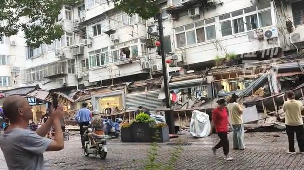 上海商業(yè)街門頭連片坍塌 官方通報(bào) 無人員受傷受困
