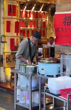 米飯免費店家回應(yīng)老伯吃醬油拌飯 暖心舉動獲贊