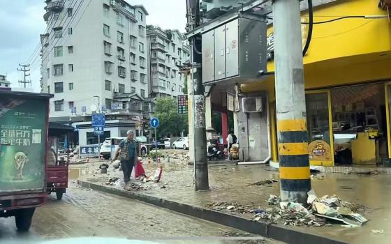 湖北咸豐逢大暴雨致多車泡水 災(zāi)情嚴(yán)峻救援進(jìn)行中