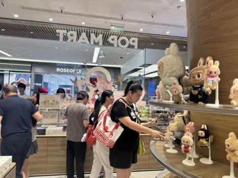 99元的LABUBU真能賣7800元,，二手交易平臺(tái)則不時(shí)曝出“天價(jià)”