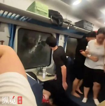媒體評(píng)列車滯留乘客砸窗通風(fēng) 應(yīng)急處置引熱議