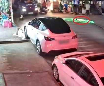 男童躺街上被撞死 司機：內(nèi)疚又冤枉 視線盲區(qū)釀悲劇