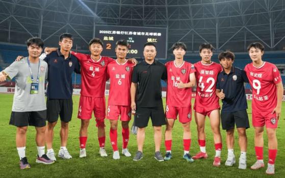 欺負(fù)小孩！“蘇超”爆發(fā)爭議,，前中超名宿肘擊17歲小將遭球迷怒噴 私自參賽引處罰風(fēng)波