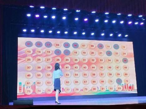 準大學生回應(yīng)花萬元學說話 軟實力投資熱潮