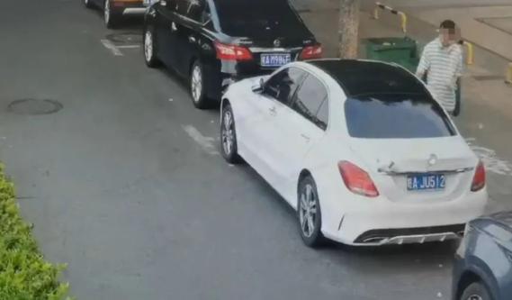 民警陪妻子散步途中,，順手抓了2個(gè)嫌疑人……