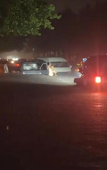 濰坊暴雨男子連救5車 越野愛(ài)好者挺身而出