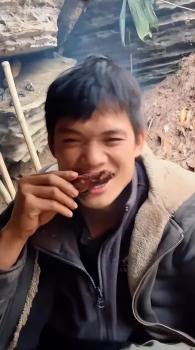 张家界荒野求生选手抓到野猪吃到流油 一战封神引发热议