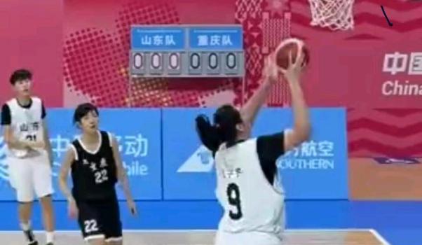 张子宇上演中国女篮正式比赛首个扣篮 创造历史时刻