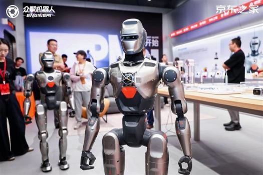 全球首批人形机器人店员深圳上岗 解锁购物新体验
