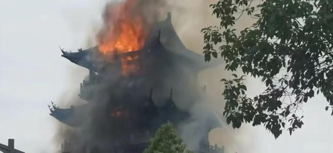 江苏一寺庙被烧得只剩框架 当地回应 火情已基本控制