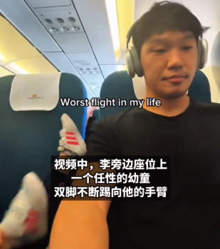 男子乘飞机遭隔座熊孩子持续踢踹 外国网友齐声吐槽“放任式带娃”