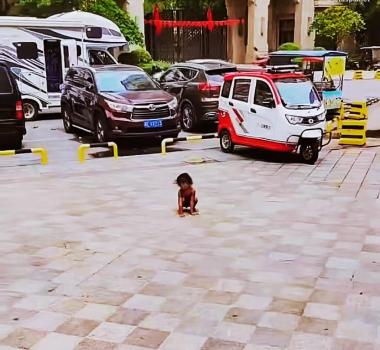 赤裸小孩父亲首次接受媒体采访 回应公众关切