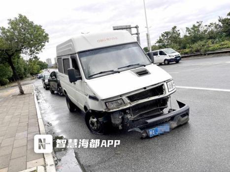 福州一面包车爆胎失控撞护栏 雨天路滑酿事故